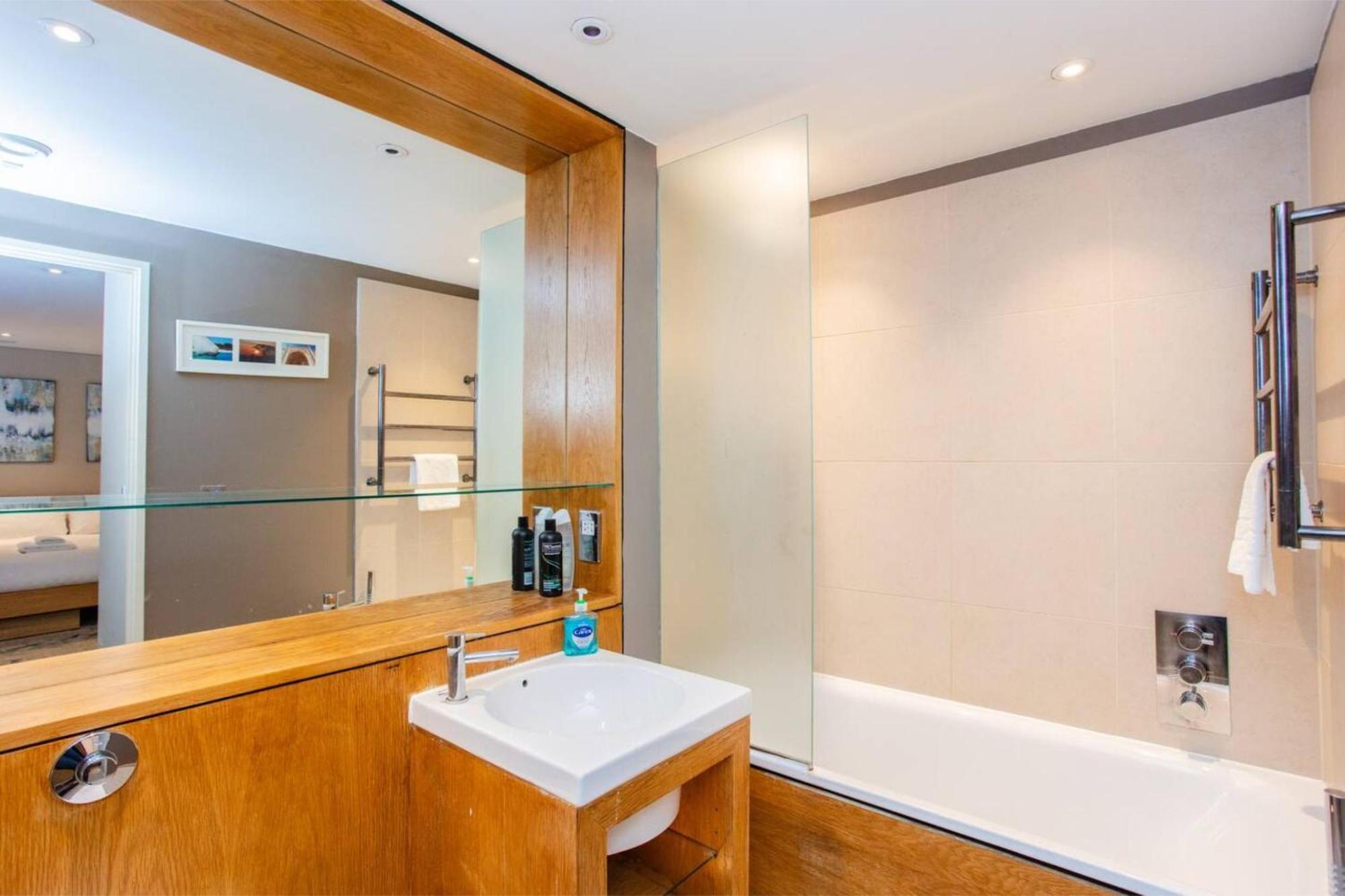 Modern 3 Bedroom Apartment In Paddington Лондон Екстер'єр фото